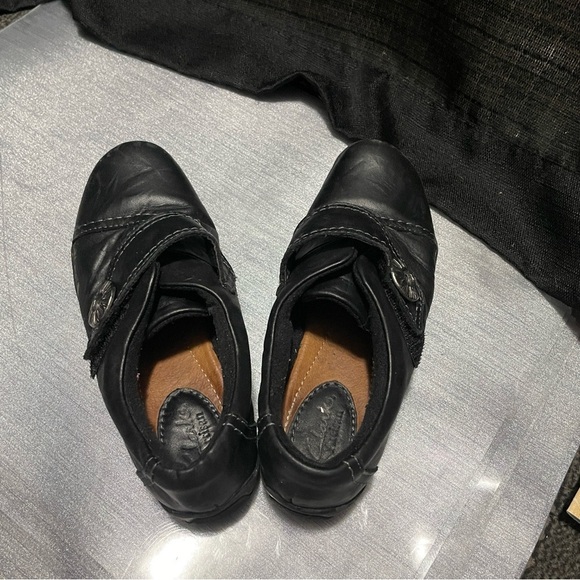 Clarks Black Shoes - Picture 5 of 8